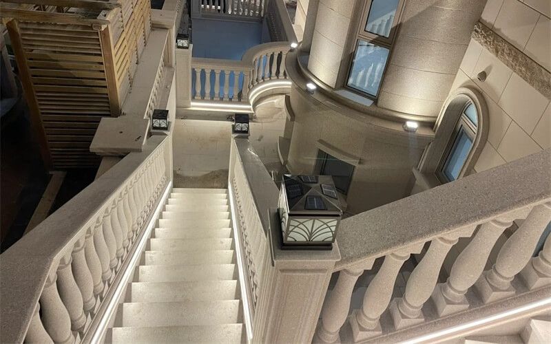 外墻燈帶為什么會發黃？原因解析與解決方案